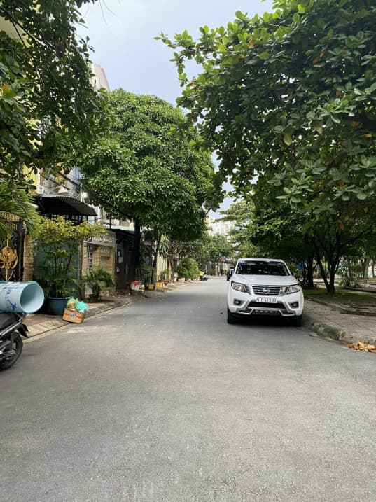 Bán căn hộ dịch vụ ngay Vincom Nguyễn Xí. P26, Bình Thạnh (5x18m) 11 phòng cho thuê 70 triệu/th