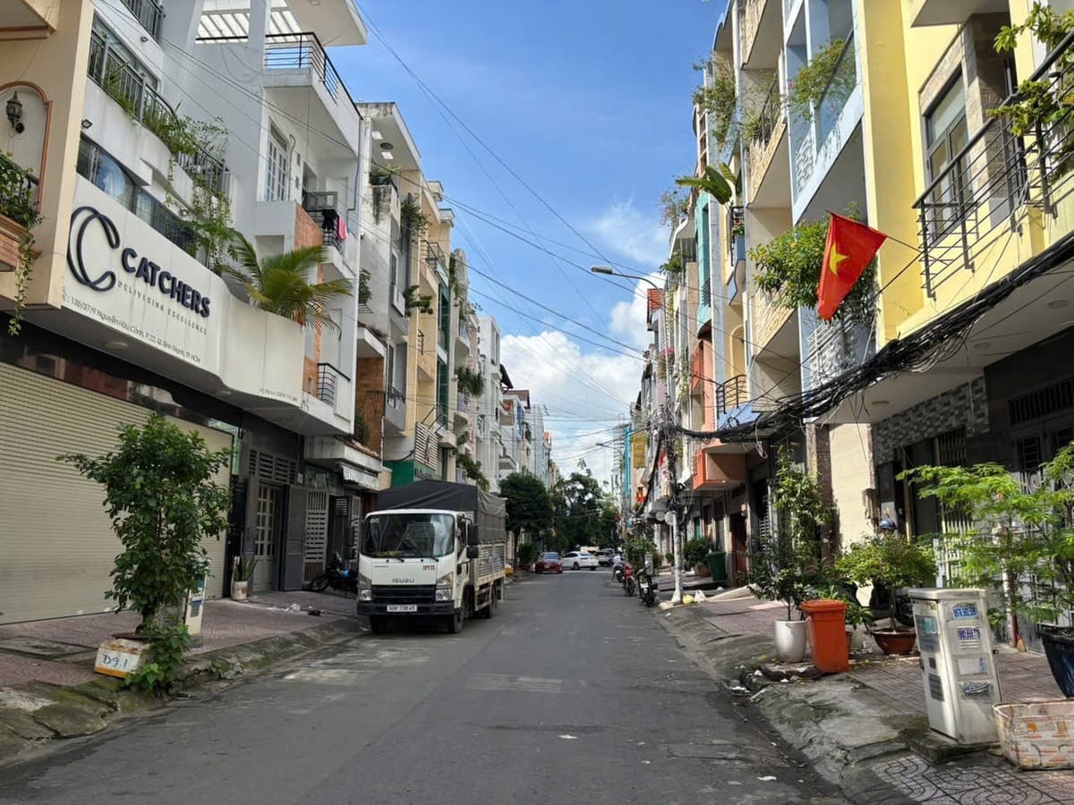 BÁN NHÀ 135 NGUYỄN HỮU CẢNH, P22 BT- 3,5X15M - 5 TẦNG Ở NGAY -KẾ GA METRO VĂN THÁNH - LANDMARK 81 4