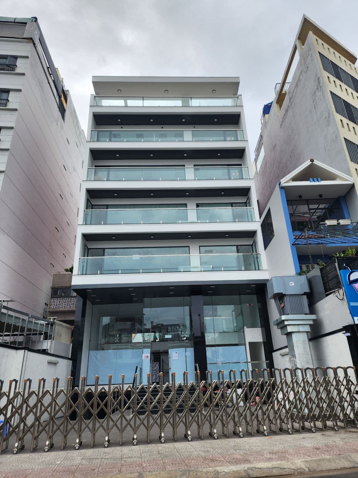 Bán toà nhà 300L Nguyễn Văn Đậu, P. 11, Q. Bình Thạnh. DT: 11 x 36m NH 13.3m. CN 399.8m2 Hầm 7 tầng